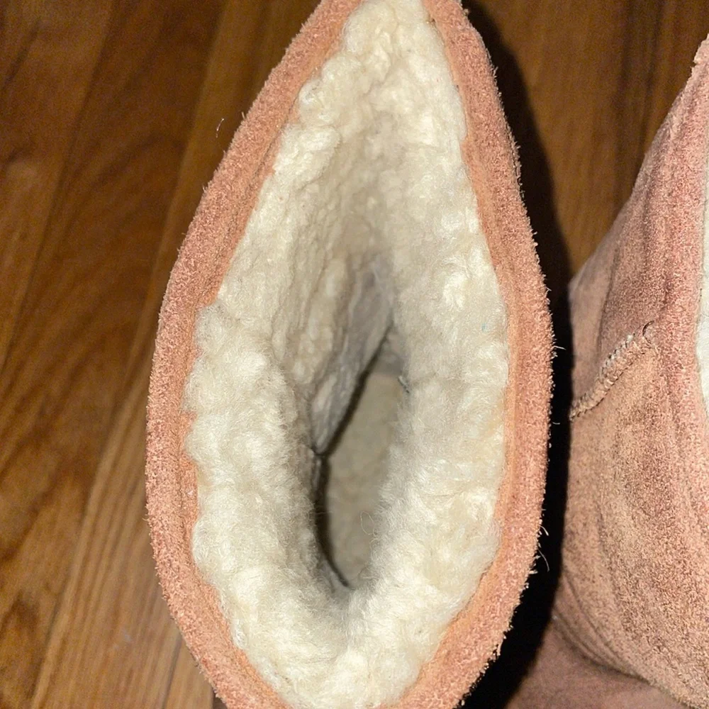 BearPaw Emma Low Sheepskin/Wool‎ Lined Suede boots.  Size 7